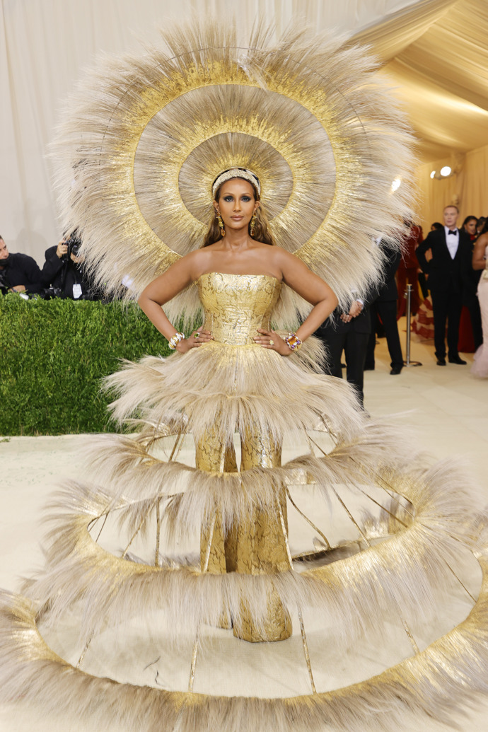 Iman na Met Gala v roce 2021 v outfitu navrženém britsko-americkým návrhářem Harrisem Reedem ve spolupráci s italským módním domem Dolce & Gabbana.
Iman na Met Gala v roce 2021 v outfitu navrženém britsko-americkým návrhářem Harrisem Reedem ve spolupráci s italským módním domem Dolce & Gabbana.