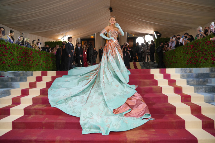 Blake Lively na Met Gala v roce 2022 v šatech od Atelier Versace.
Blake Lively na Met Gala v roce 2022 v šatech od Atelier Versace.