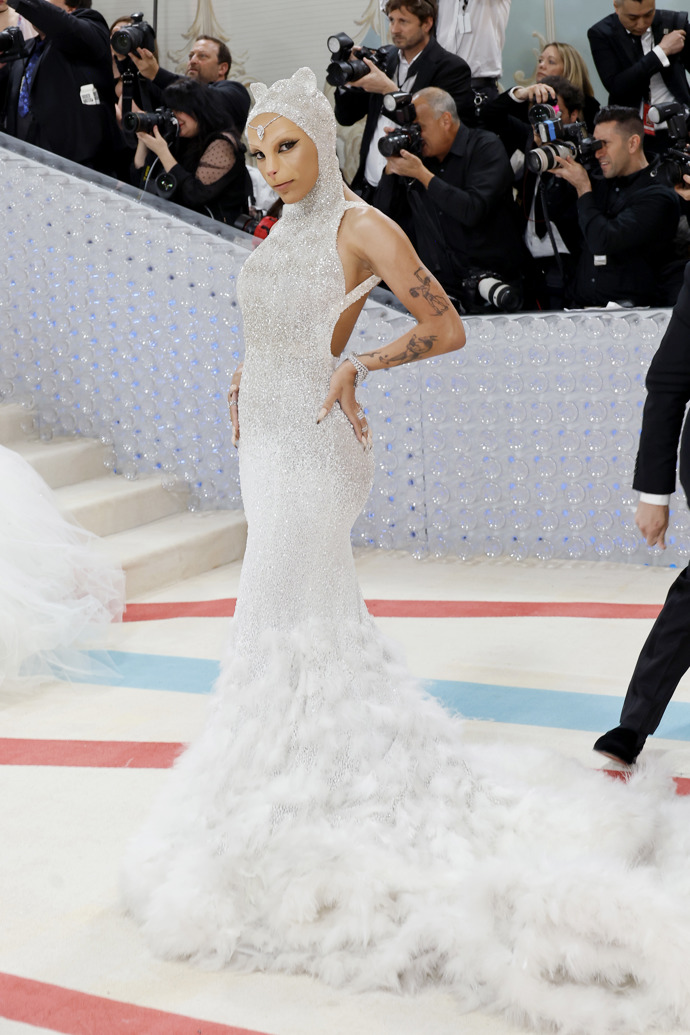Doja Cat na Met Gala v roce 2023 v modelu od návrháře Oscara de la Renty.
Doja Cat na Met Gala v roce 2023 v modelu od návrháře Oscara de la Renty.