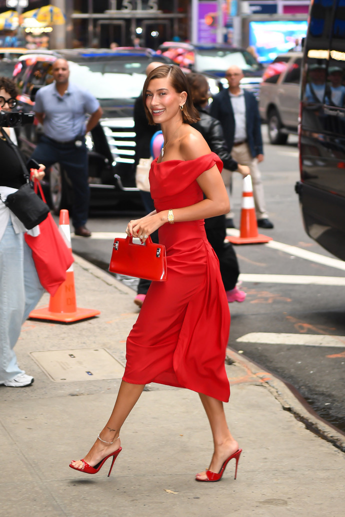 Hailey Bieber sáhla po kabelce ve stylu 70. let
Hailey Bieber sáhla po kabelce ve stylu 70. let
