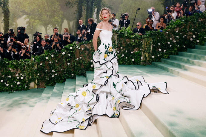 Gigi Hadid na Met Gala v roce 2024 v šatech od amerického návrháře Toma Browna.
Gigi Hadid na Met Gala v roce 2024 v šatech od amerického návrháře Toma Browna.