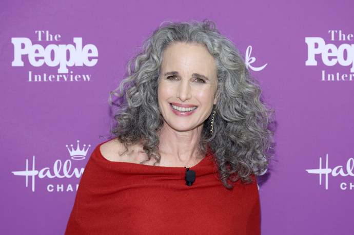 Andie MacDowell nechává své vlasy v její přirozené. nyní už šedé barvě. Zvlněné husté mikádo jí nesmírně sluší. My si jí pamatujeme jako brunetku, ale tato krasavice skutečně šediny nosit umí.
