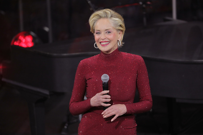 Sharon Stone může také sloužit jako perfektní inspirace pro účesy pro ženy po 50. Její krása i styl jsou nadčasové.
