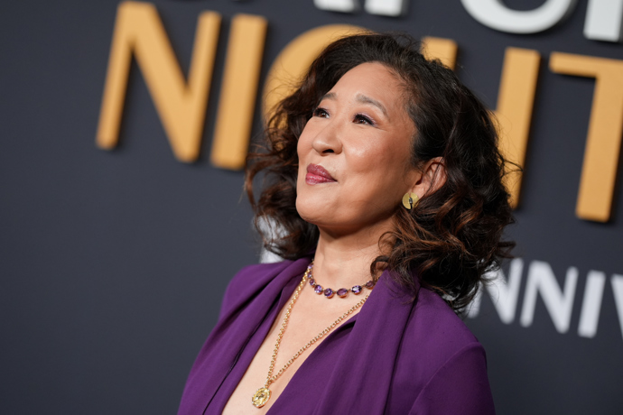 Sandra Oh nosí zvlněný bob s pěšinkou na straně
