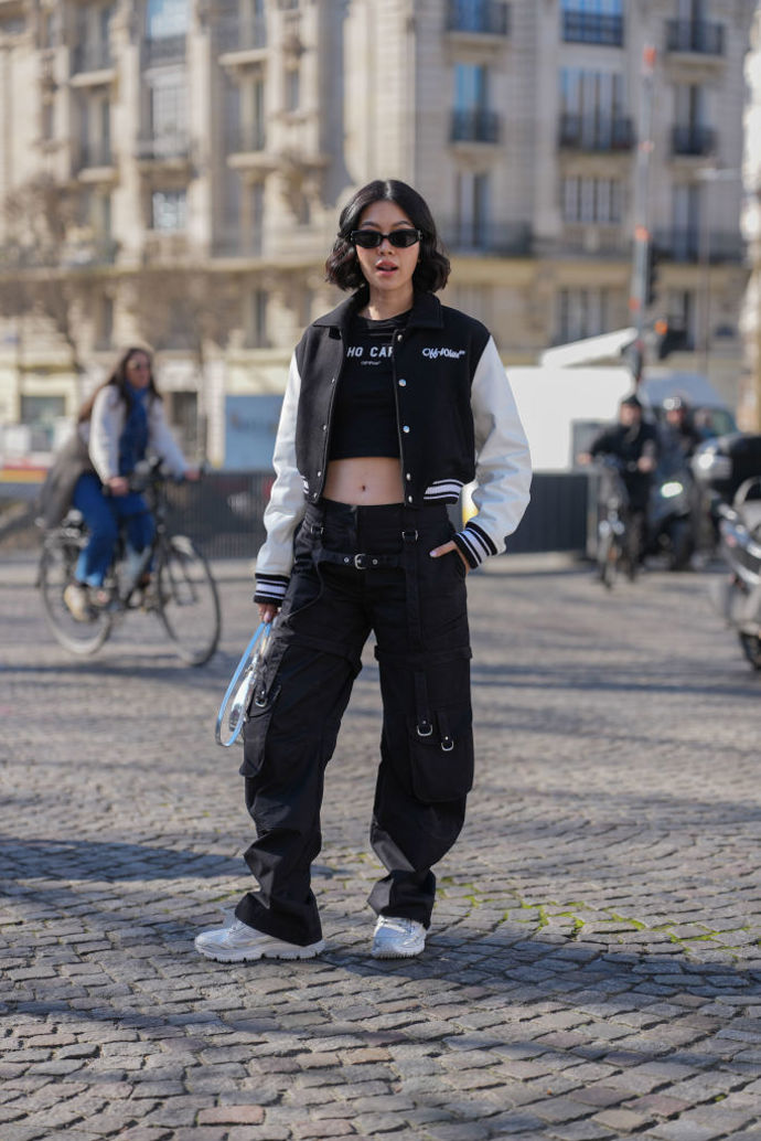 Přidáním stříbrných tenisek k černobílému outfitu nic nezkazíte.
