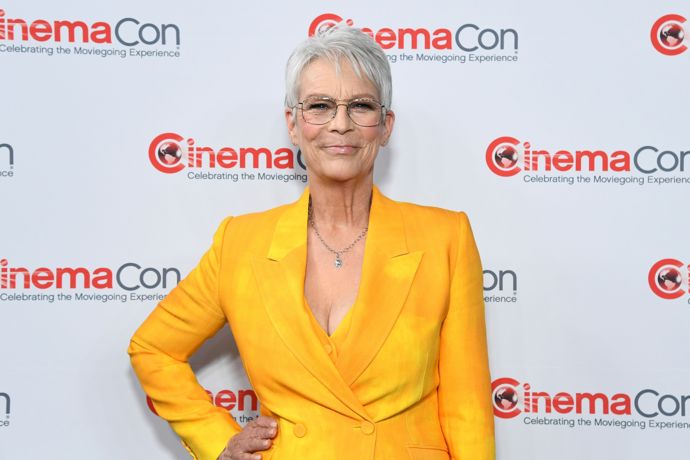 Jamie Lee Curtis v jejích nadčasových šedinách. Herečka téměř vždy nosila krátké vlasy. Je velmi šik.
