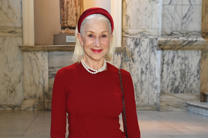 Helen Mirren nosí až bílé mikádo (bob) a vidíte, jak ji omlazuje?
