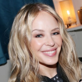 Kylie Minogue se také nevzdává svého polodlouhého účesu, který jí v platinové blond omlazuje
