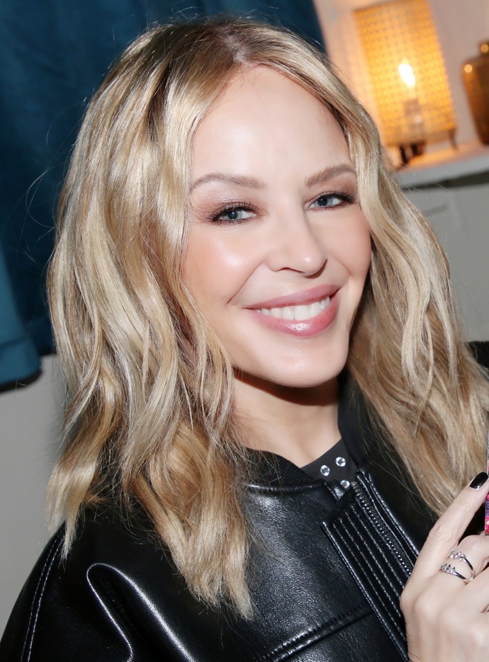 Kylie Minogue se také nevzdává svého polodlouhého účesu, který jí v platinové blond omlazuje
