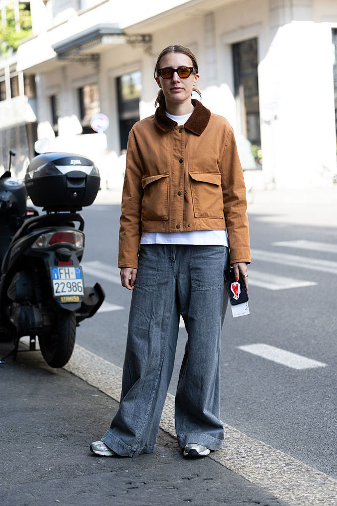 Workwear bundy jsou velkým trendem letošního jara stejně jako stříbrné tenisky.
