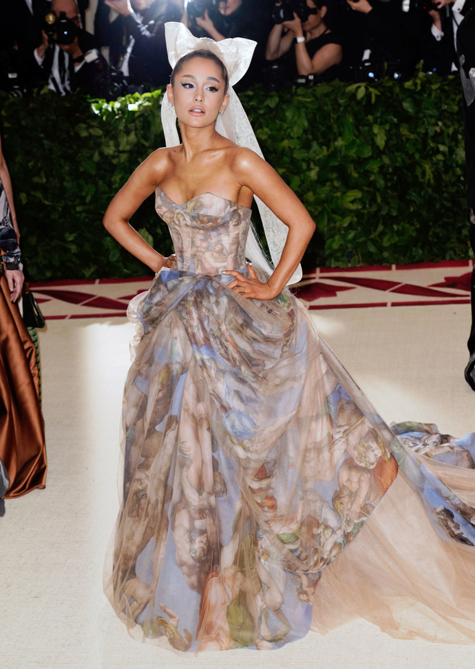 Ariana Grande na Met Gala v roce 2018 v modelu od Very Wang.
Ariana Grande na Met Gala v roce 2018 v modelu od Very Wang.