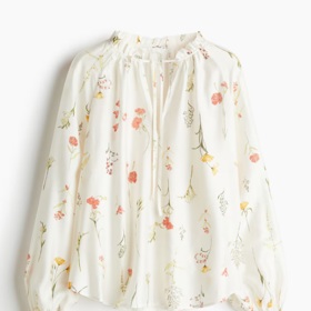 Oversized halenka s vázačkami u krku, H&M, 599 Kč
