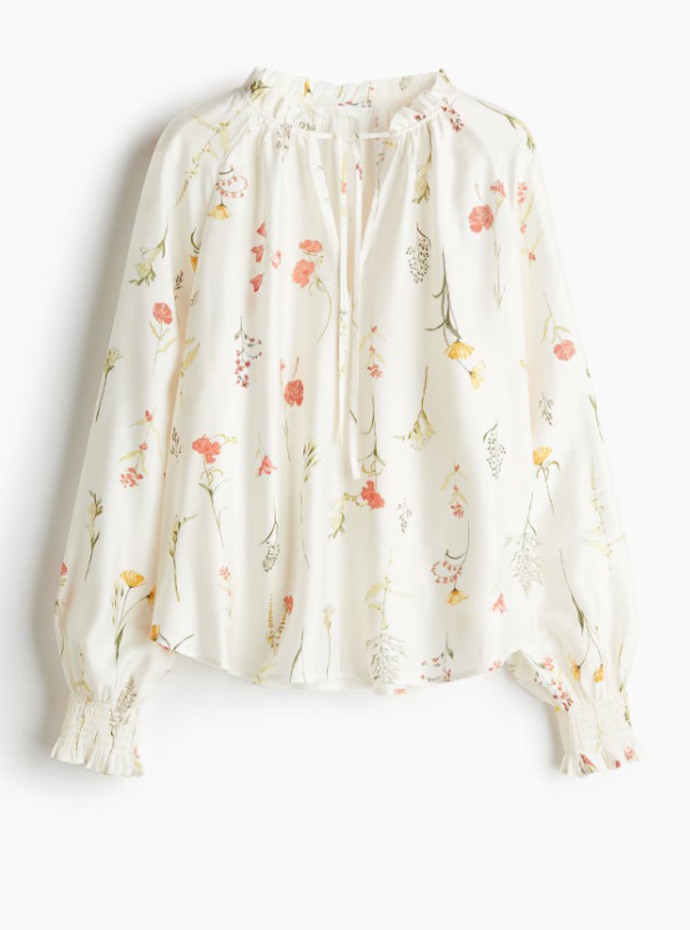 Oversized halenka s vázačkami u krku, H&M, 599 Kč
