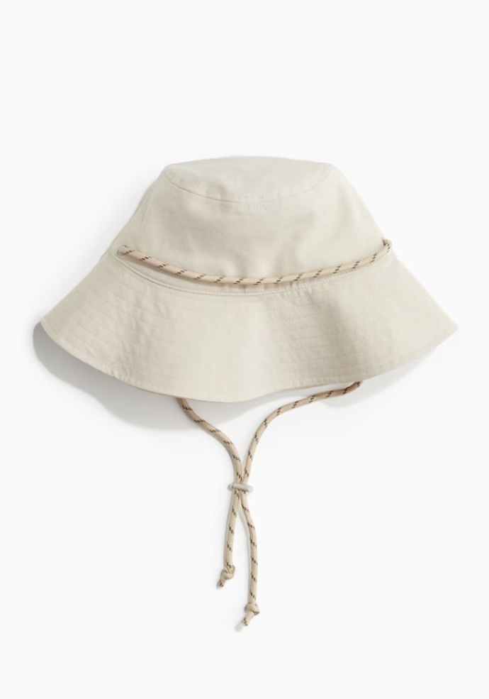 Klobouk bucket se šňůrkou pod bradu, H&M, 359 Kč
