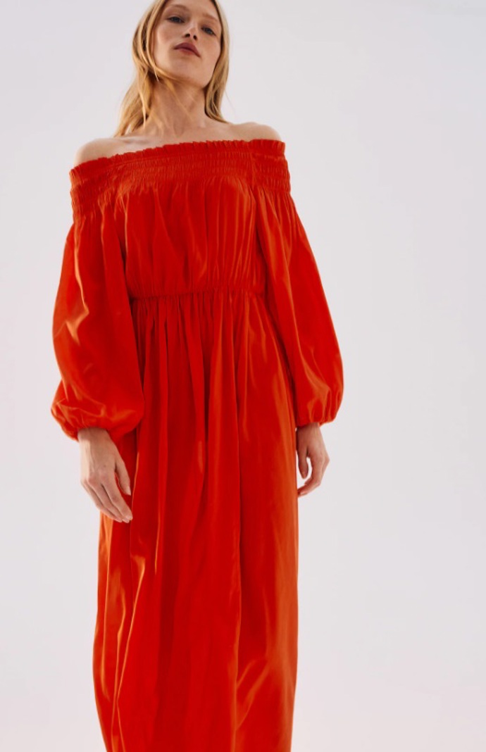 Šaty s žabkováním odhalující ramena, H&M, 959 Kč
