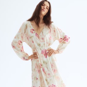 Krepové šaty s vázacím páskem, H&M, 839 Kč

