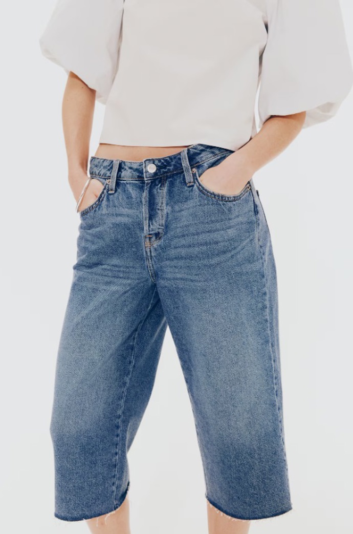 Džínové šortky Low Knee, H&M, 719 Kč
