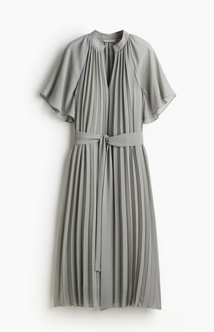 Plisované šaty s vázacím páskem a průsvitnými rukávy, H&M, 749 Kč
