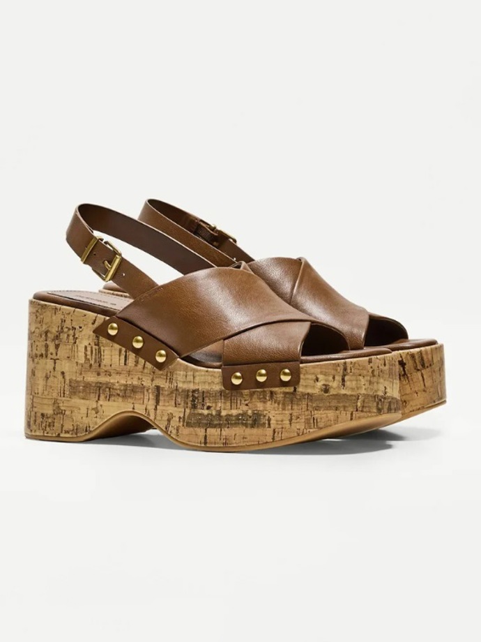 Dřeváky na platformě, Bershka, 999 Kč
