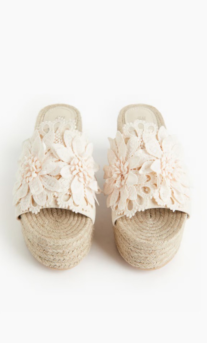 Espadrilky s klínovým podpatkem a květinou, H&M, 959 Kč
