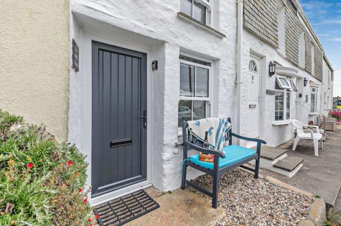 Mezi dvěma domy v přístavní vesničce Porthleven v Cornwallu se jako malý architektonický zázrak krčí domek, kterému se neřekne jinak než „Dolls House“ neboli domeček pro panenky. Ačkoliv na nejužším místě nepřesahuje metr šířky, vyvolává v lidech nečekaně silné emoce. 
