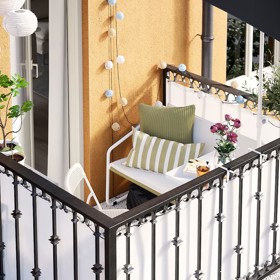 Vše začíná promyšleným výběrem nábytku, doplňků a rostlin, které balkon umí proměnit v harmonický prostor. Záleží na každém detailu. Ať už jde o barvy, textury nebo světlo. 
