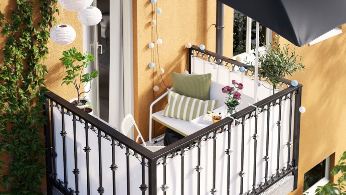 Vše začíná promyšleným výběrem nábytku, doplňků a rostlin, které balkon umí proměnit v harmonický prostor. Záleží na každém detailu. Ať už jde o barvy, textury nebo světlo. 

