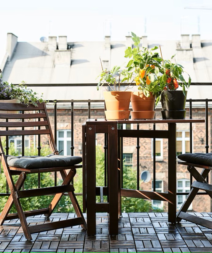 Vše začíná promyšleným výběrem nábytku, doplňků a rostlin, které balkon umí proměnit v harmonický prostor. Záleží na každém detailu. Ať už jde o barvy, textury nebo světlo. 
