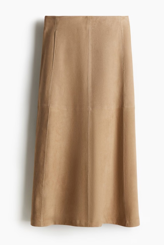 Semišová sukně áčkového střihu, H&M, 7 299 Kč
