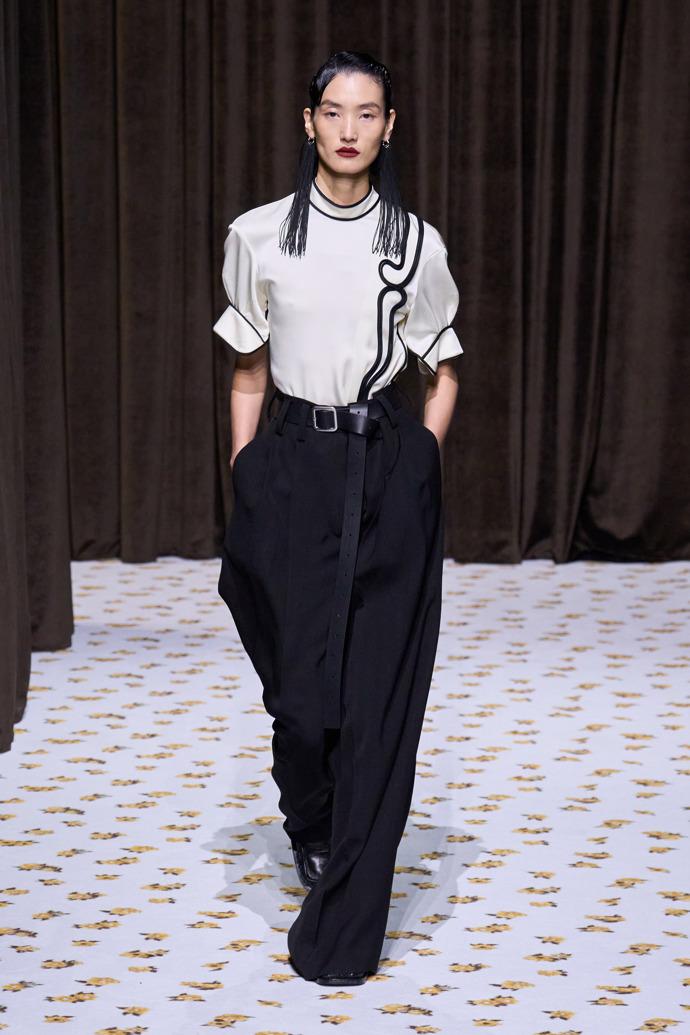 Černobílý outfit se zajímavým detailem je nadčasovou volbou nejen pro japandi styl.
