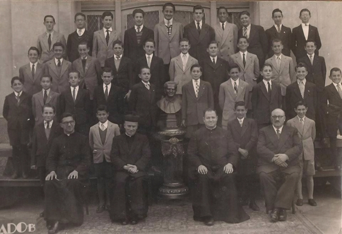 Mladý Bergoglio ve školním roce salesiánu 1948–1949 (třetí řada, čtvrtý zleva)
Mladý Bergoglio ve školním roce salesiánu 1948–1949 (třetí řada, čtvrtý zleva)