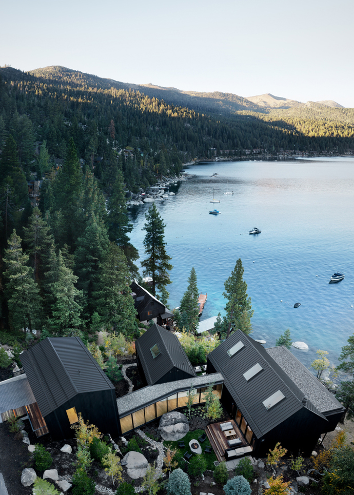 Tři dřevěné kabiny na břehu Lake Tahoe dokazují, že i moderní architektura může být v dokonalé harmonii s divokou krajinou.
