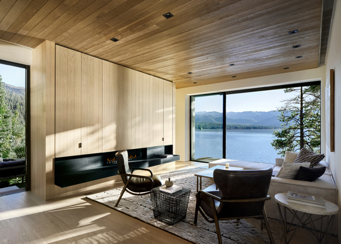 Tři dřevěné kabiny na břehu Lake Tahoe dokazují, že i moderní architektura může být v dokonalé harmonii s divokou krajinou.
