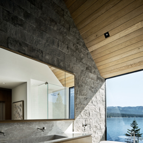 Tři dřevěné kabiny na břehu Lake Tahoe dokazují, že i moderní architektura může být v dokonalé harmonii s divokou krajinou.
