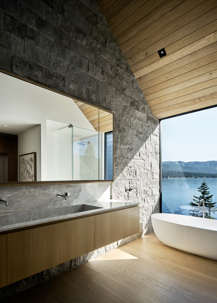 Tři dřevěné kabiny na břehu Lake Tahoe dokazují, že i moderní architektura může být v dokonalé harmonii s divokou krajinou.
