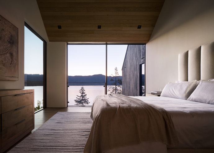 Tři dřevěné kabiny na břehu Lake Tahoe dokazují, že i moderní architektura může být v dokonalé harmonii s divokou krajinou.
