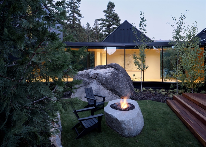 Tři dřevěné kabiny na břehu Lake Tahoe dokazují, že i moderní architektura může být v dokonalé harmonii s divokou krajinou.
