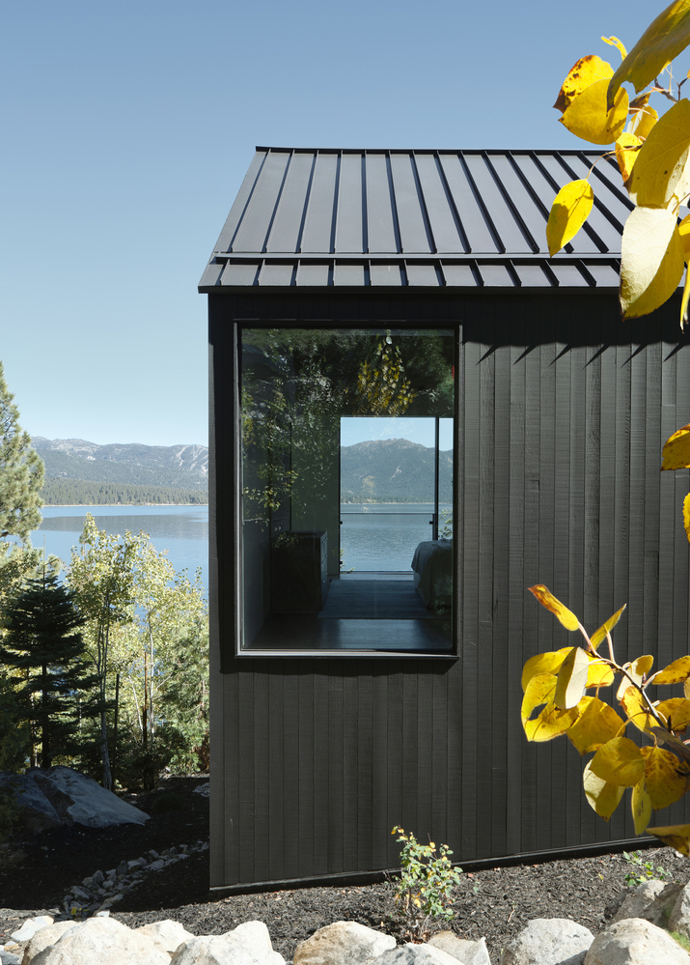 Tři dřevěné kabiny na břehu Lake Tahoe dokazují, že i moderní architektura může být v dokonalé harmonii s divokou krajinou.

