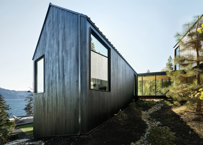Tři dřevěné kabiny na břehu Lake Tahoe dokazují, že i moderní architektura může být v dokonalé harmonii s divokou krajinou.

