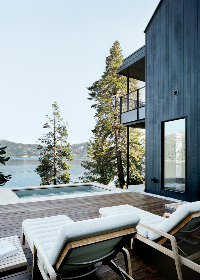 Tři dřevěné kabiny na břehu Lake Tahoe dokazují, že i moderní architektura může být v dokonalé harmonii s divokou krajinou.
