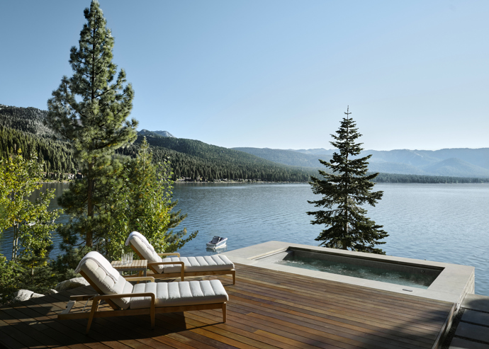 Tři dřevěné kabiny na břehu Lake Tahoe dokazují, že i moderní architektura může být v dokonalé harmonii s divokou krajinou.
