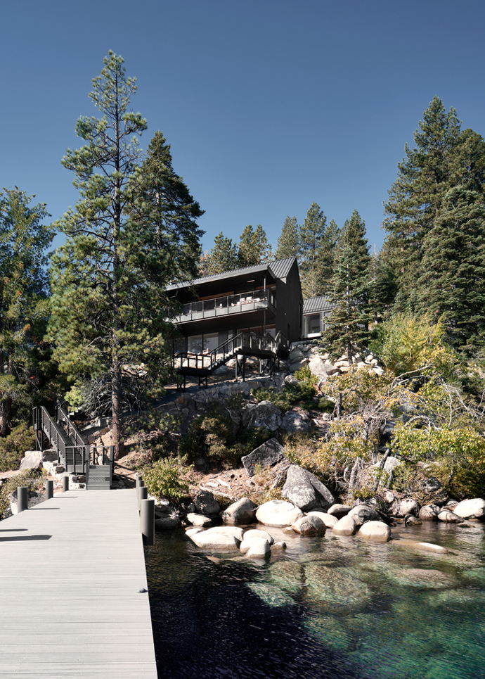 Tři dřevěné kabiny na břehu Lake Tahoe dokazují, že i moderní architektura může být v dokonalé harmonii s divokou krajinou.
