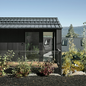 Tři dřevěné kabiny na břehu Lake Tahoe dokazují, že i moderní architektura může být v dokonalé harmonii s divokou krajinou.
