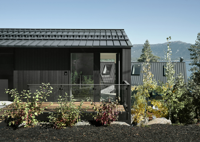 Tři dřevěné kabiny na břehu Lake Tahoe dokazují, že i moderní architektura může být v dokonalé harmonii s divokou krajinou.
