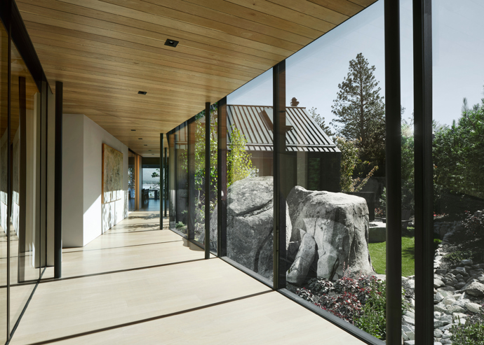 Tři dřevěné kabiny na břehu Lake Tahoe dokazují, že i moderní architektura může být v dokonalé harmonii s divokou krajinou.
