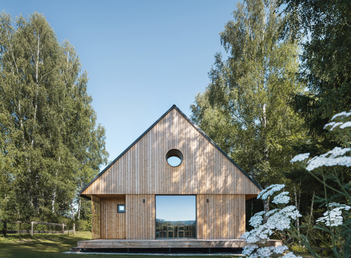 Nová horská chata na Lipně spojuje moderní komfort s tradiční šumavskou architekturou. Výhledy na jezero a vrcholy Šumavy, útulný interiér vonící dřevem a perfektní terasa dělají z tohoto místa ideální základnu pro aktivní odpočinek i zasloužený relax.
Nová horská chata na Lipně spojuje moderní komfort s tradiční šumavskou architekturou. Výhledy na jezero a vrcholy Šumavy, útulný interiér vonící dřevem a perfektní terasa dělají z tohoto místa ideální základnu pro aktivní odpočinek i zasloužený relax.