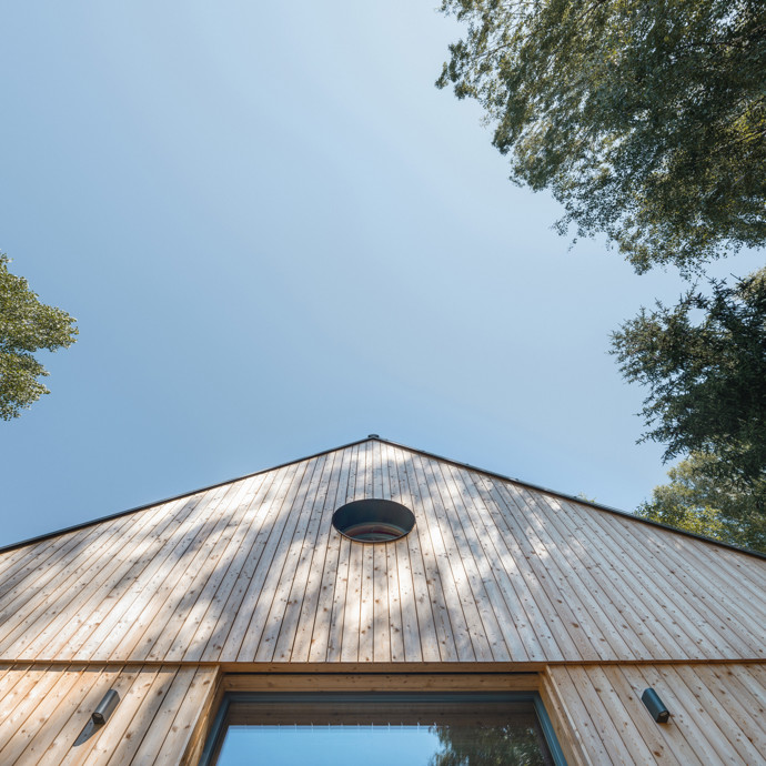 Nová horská chata na Lipně spojuje moderní komfort s tradiční šumavskou architekturou. Výhledy na jezero a vrcholy Šumavy, útulný interiér vonící dřevem a perfektní terasa dělají z tohoto místa ideální základnu pro aktivní odpočinek i zasloužený relax.
Nová horská chata na Lipně spojuje moderní komfort s tradiční šumavskou architekturou. Výhledy na jezero a vrcholy Šumavy, útulný interiér vonící dřevem a perfektní terasa dělají z tohoto místa ideální základnu pro aktivní odpočinek i zasloužený relax.