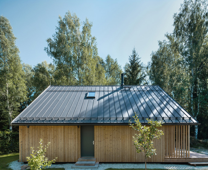 Nová horská chata na Lipně spojuje moderní komfort s tradiční šumavskou architekturou. Výhledy na jezero a vrcholy Šumavy, útulný interiér vonící dřevem a perfektní terasa dělají z tohoto místa ideální základnu pro aktivní odpočinek i zasloužený relax.
Nová horská chata na Lipně spojuje moderní komfort s tradiční šumavskou architekturou. Výhledy na jezero a vrcholy Šumavy, útulný interiér vonící dřevem a perfektní terasa dělají z tohoto místa ideální základnu pro aktivní odpočinek i zasloužený relax.