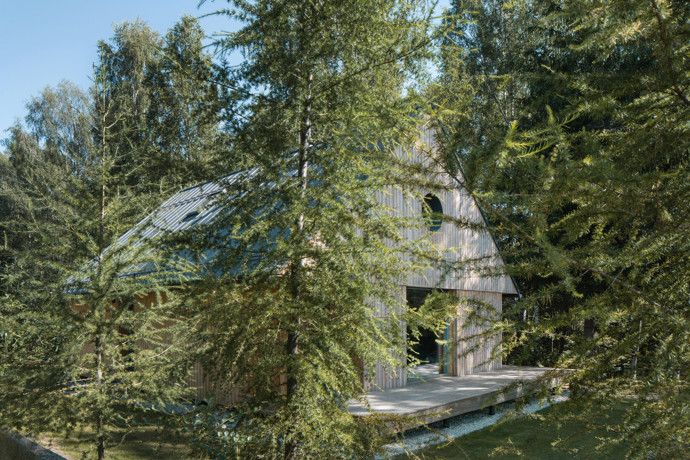 Nová horská chata na Lipně spojuje moderní komfort s tradiční šumavskou architekturou. Výhledy na jezero a vrcholy Šumavy, útulný interiér vonící dřevem a perfektní terasa dělají z tohoto místa ideální základnu pro aktivní odpočinek i zasloužený relax.
Nová horská chata na Lipně spojuje moderní komfort s tradiční šumavskou architekturou. Výhledy na jezero a vrcholy Šumavy, útulný interiér vonící dřevem a perfektní terasa dělají z tohoto místa ideální základnu pro aktivní odpočinek i zasloužený relax.