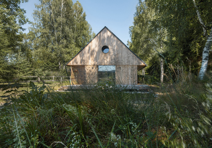 Nová horská chata na Lipně spojuje moderní komfort s tradiční šumavskou architekturou. Výhledy na jezero a vrcholy Šumavy, útulný interiér vonící dřevem a perfektní terasa dělají z tohoto místa ideální základnu pro aktivní odpočinek i zasloužený relax.
Nová horská chata na Lipně spojuje moderní komfort s tradiční šumavskou architekturou. Výhledy na jezero a vrcholy Šumavy, útulný interiér vonící dřevem a perfektní terasa dělají z tohoto místa ideální základnu pro aktivní odpočinek i zasloužený relax.